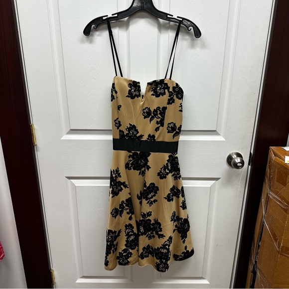 Elegant Black Floral Dress - Picture 1 of 8
